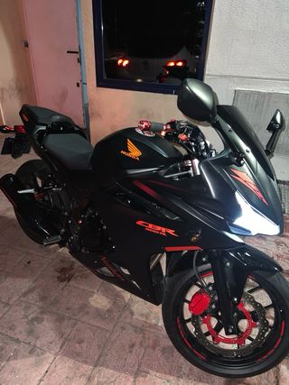 Honda CBR 500 R 2018 Negra+ casco