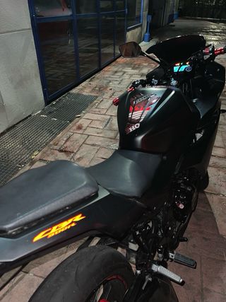 Honda CBR 500 R 2018 Negra+ casco