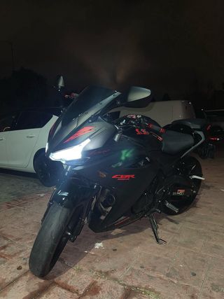 Honda CBR 500 R 2018 Negra+ casco