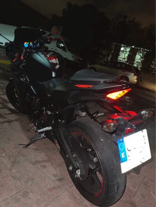 Honda CBR 500 R 2018 Negra+ casco
