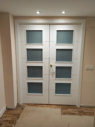 Montadores de puertas. Carpintero