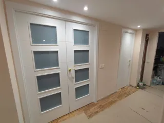 Montadores de puertas. Carpintero