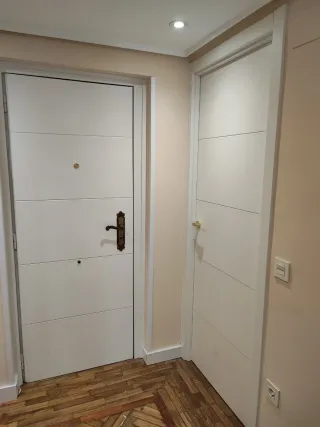 Montadores de puertas. Carpintero