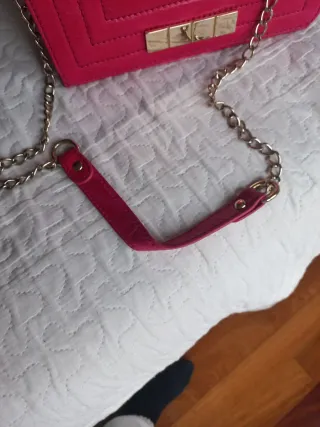 Bolso rosa con detalles dorados