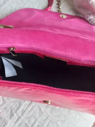 Bolso rosa con detalles dorados