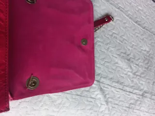 Bolso rosa con detalles dorados