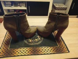 Botines tacón marrón