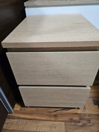 Mesita de noche de madera