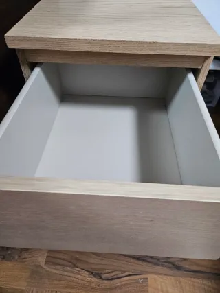 Mesita de noche de madera