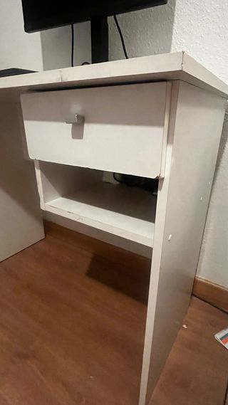 Escritorio blanco con silla