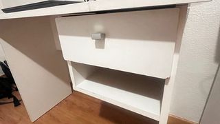 Escritorio blanco con silla
