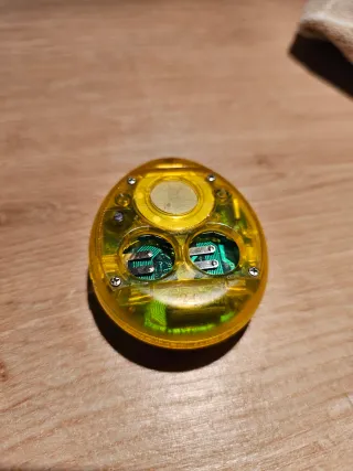 Tamagotchi Original Bandai 1997 Amarillo