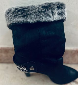 Stivali con tacco e pelliccia neri