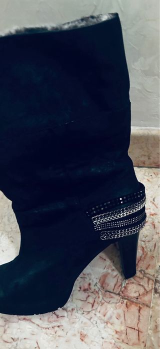 Stivali con tacco e pelliccia neri