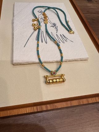 Collar largo oriental piedra azul y oro