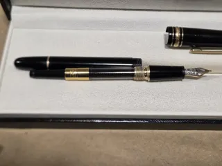 Pluma Montblanc Negra con Detalles Dorados
