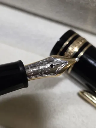 Pluma Montblanc Negra con Detalles Dorados