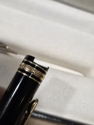 Pluma Montblanc Negra con Detalles Dorados