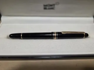 Pluma Montblanc Negra con Detalles Dorados
