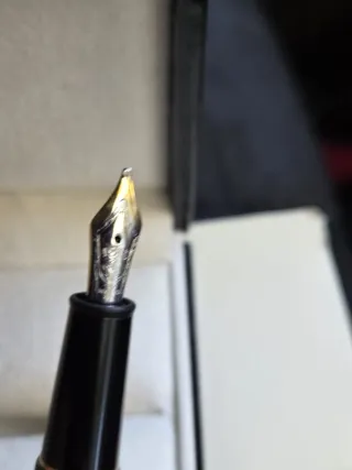 Pluma Montblanc Negra con Detalles Dorados