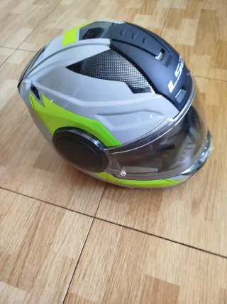 Casco de moto gris y verde