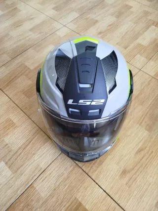 Casco de moto gris y verde