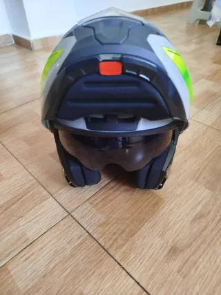 Casco de moto gris y verde