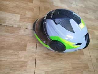 Casco de moto gris y verde