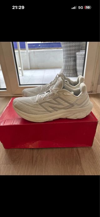 New Balance 1080 V13 Gris y Blanco