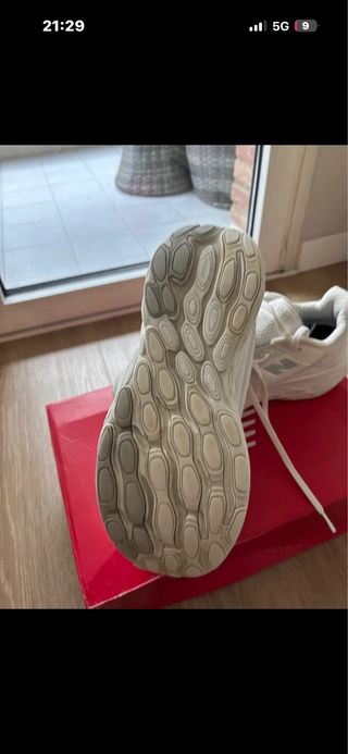 New Balance 1080 V13 Gris y Blanco