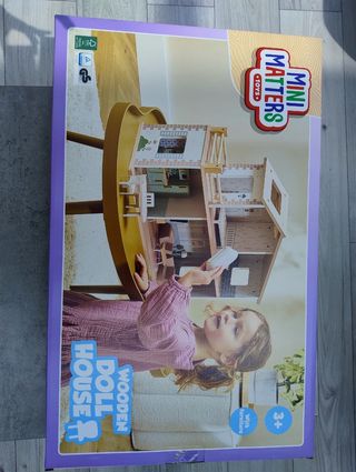 Casa delle bambole in legno con mobili