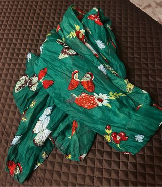 Sciarpa verde con fantasia farfalle