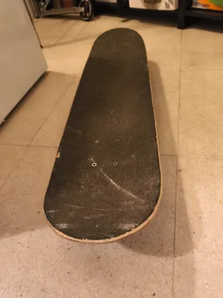 Skate Negro con Diseño de Calavera