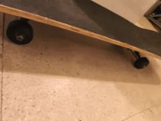 Skate Negro con Diseño de Calavera