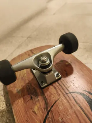 Skate Negro con Diseño de Calavera