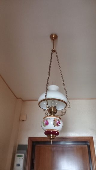 Lampadario ingresso oro e bianco