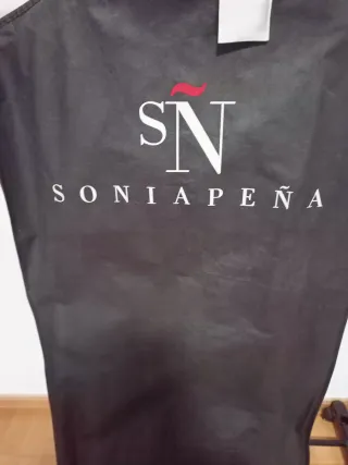 Vestido invitada Sonia Peña Granate