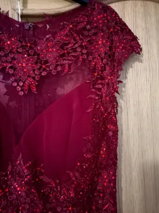 Vestido invitada Sonia Peña Granate