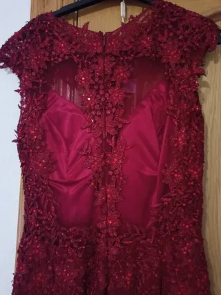 Vestido invitada Sonia Peña Granate