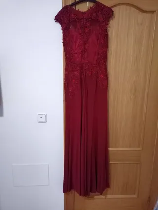 Vestido invitada Sonia Peña Granate