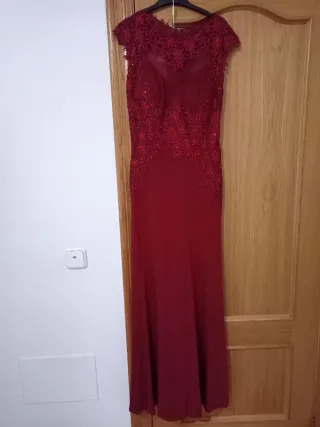 Vestido invitada Sonia Peña Granate