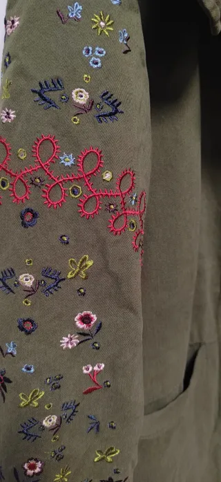 Parka Desigual capucha bordados