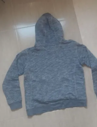 Sudadera gris con regalo