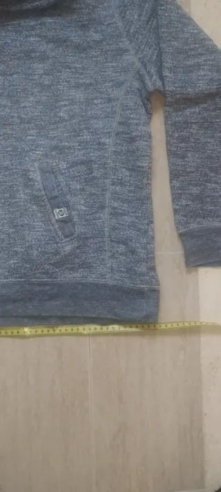 Sudadera gris con regalo