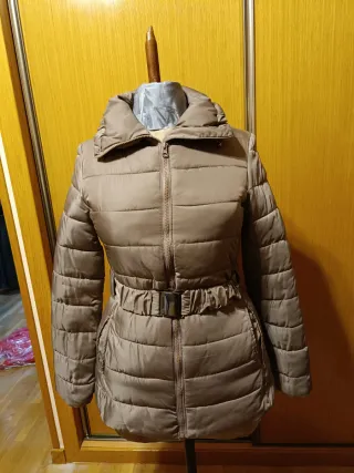 Chaquetón marrón con cinturón