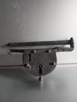 Candado antiguo de hierro