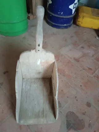 Recogedor antiguo de madera