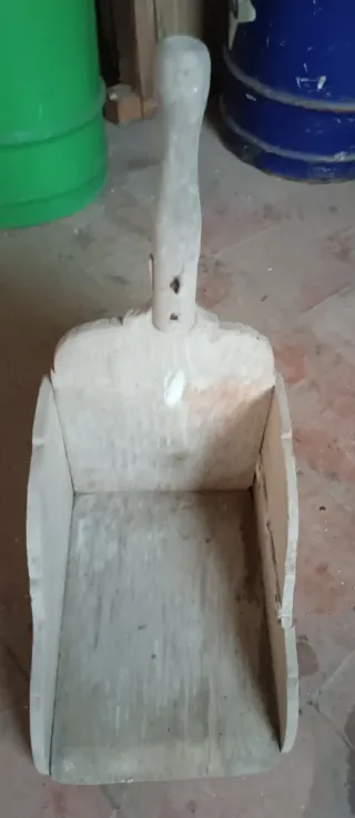 Recogedor antiguo de madera