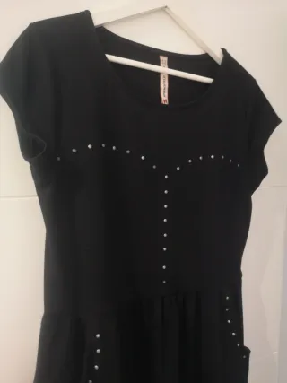 Vestido negro Springfield con tachuelas