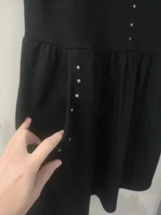 Vestido negro Springfield con tachuelas